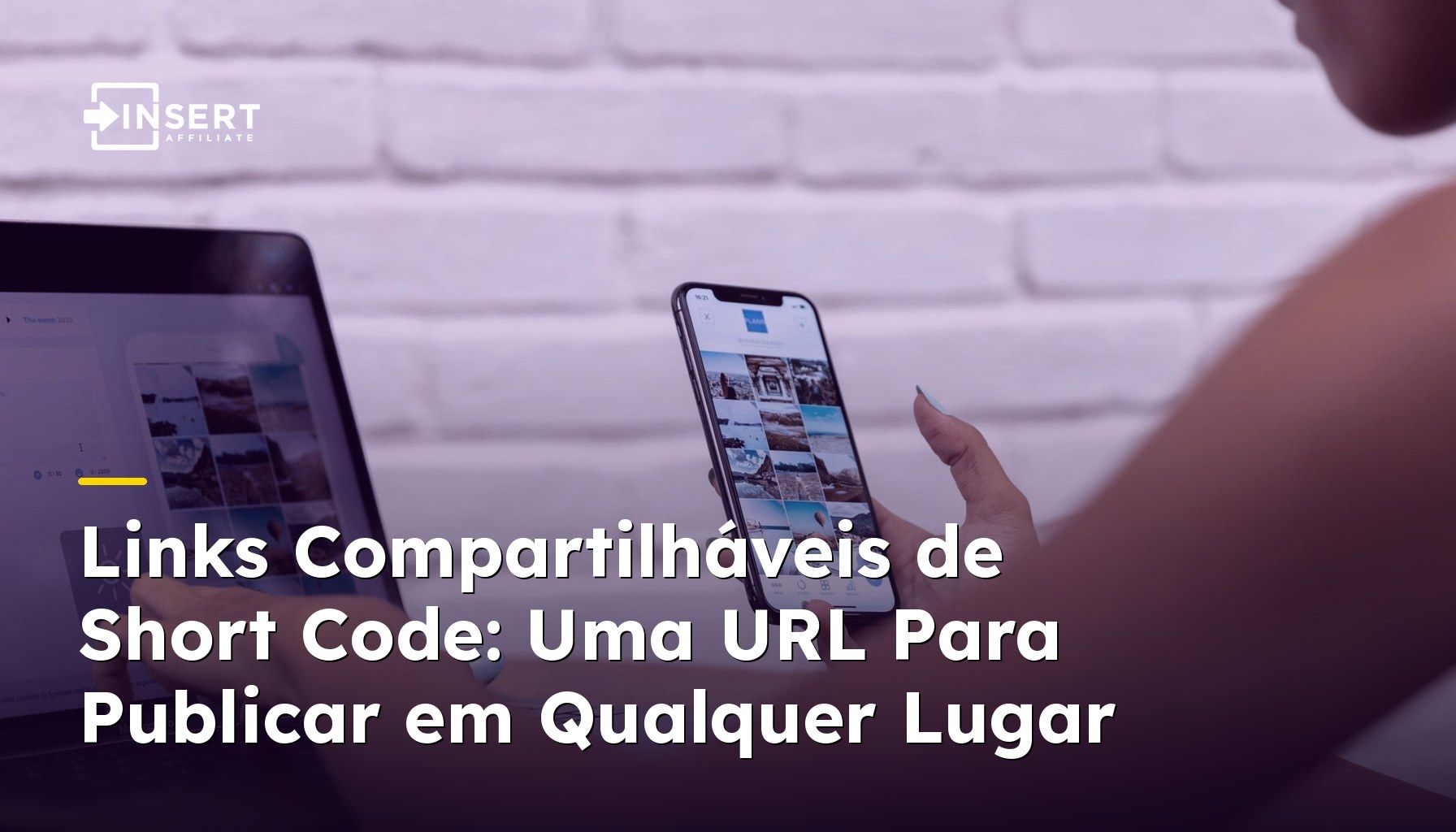 Criadora de conteudo usando celular e notebook - Links Compartilhaveis de Short Code do Insert Affiliate